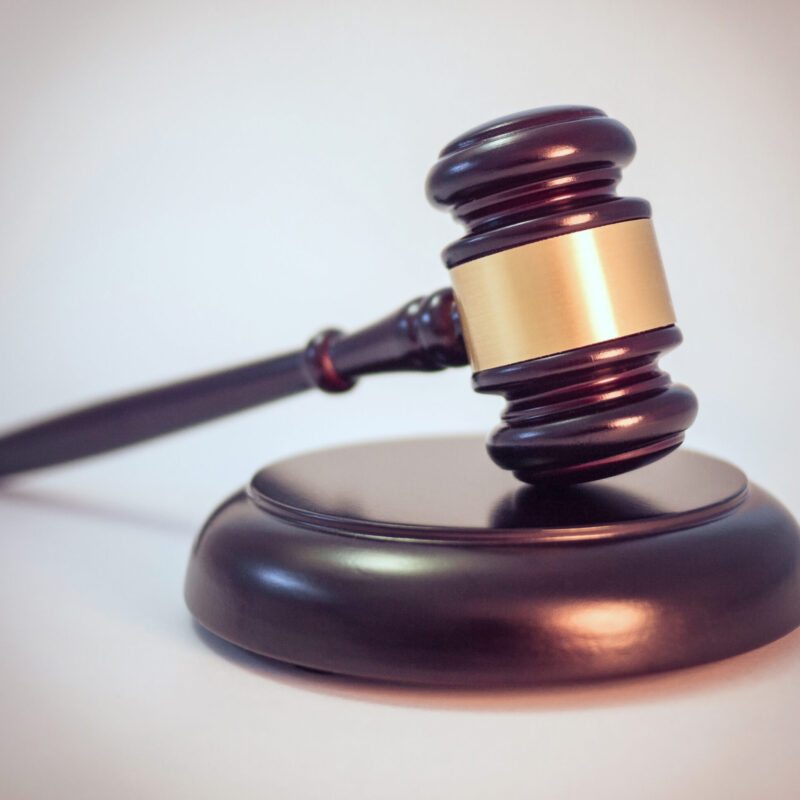 Martelletto in legno da tribunale su base