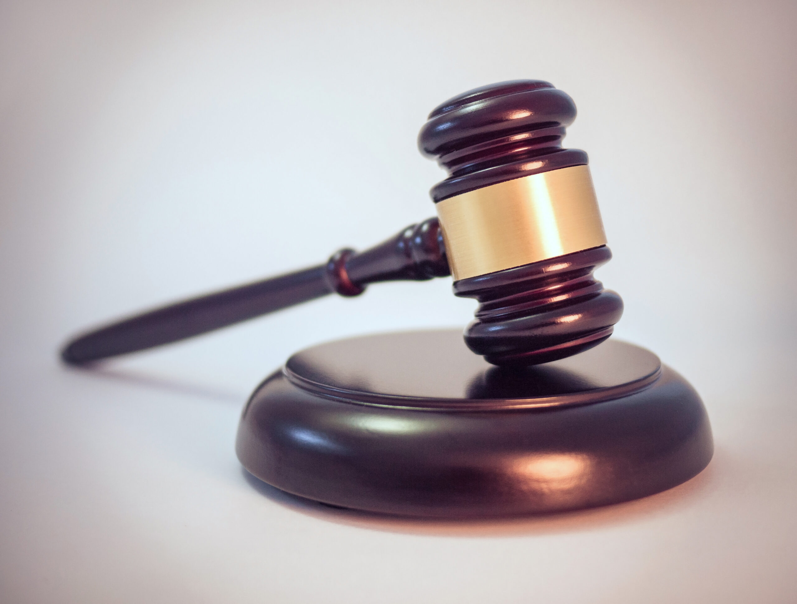 Martelletto in legno da tribunale su base