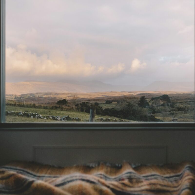 Vista dalla finestra della camera da letto su un paesaggio all'alba, mattina di settembre