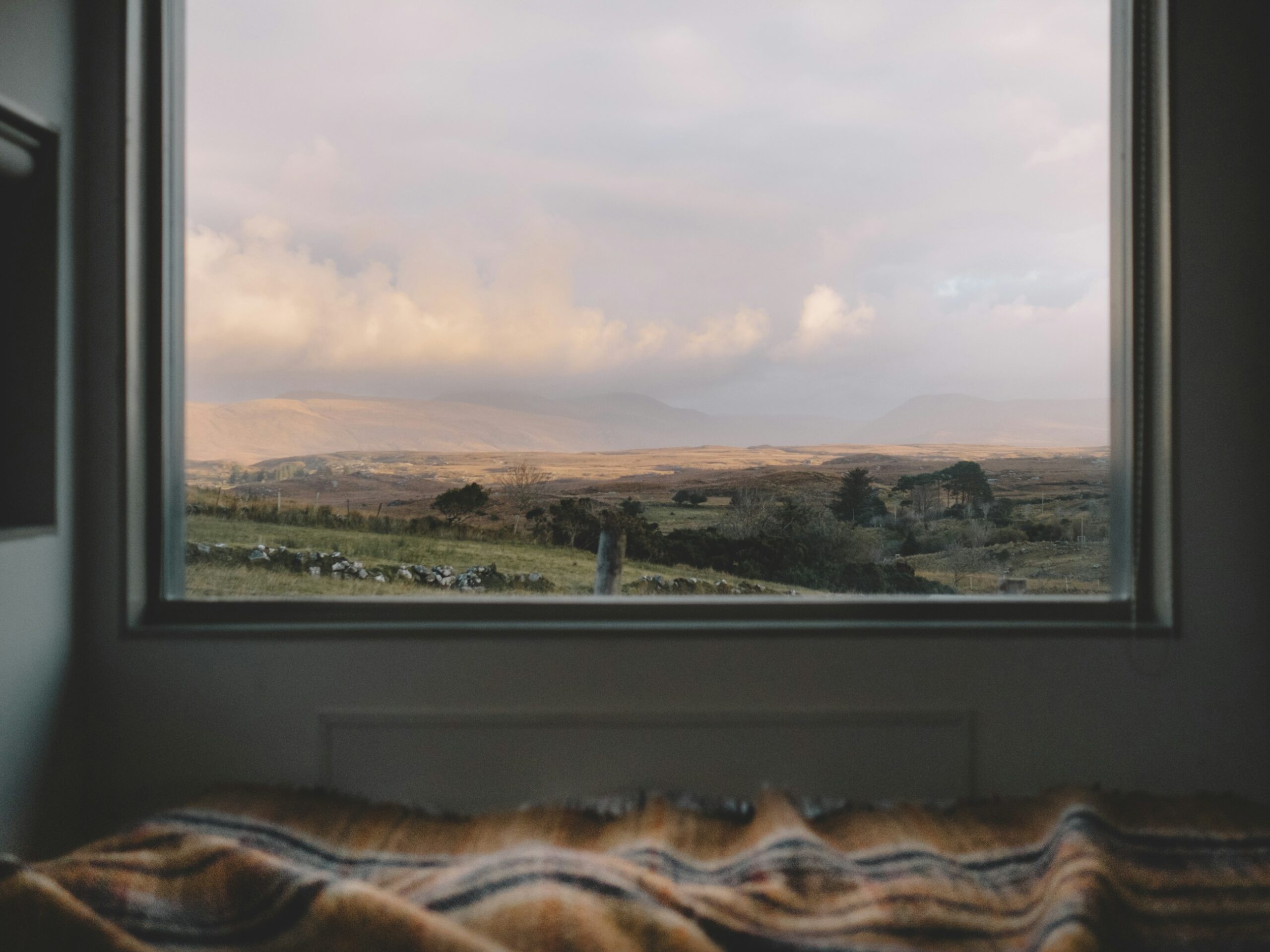 Vista dalla finestra della camera da letto su un paesaggio all'alba, mattina di settembre