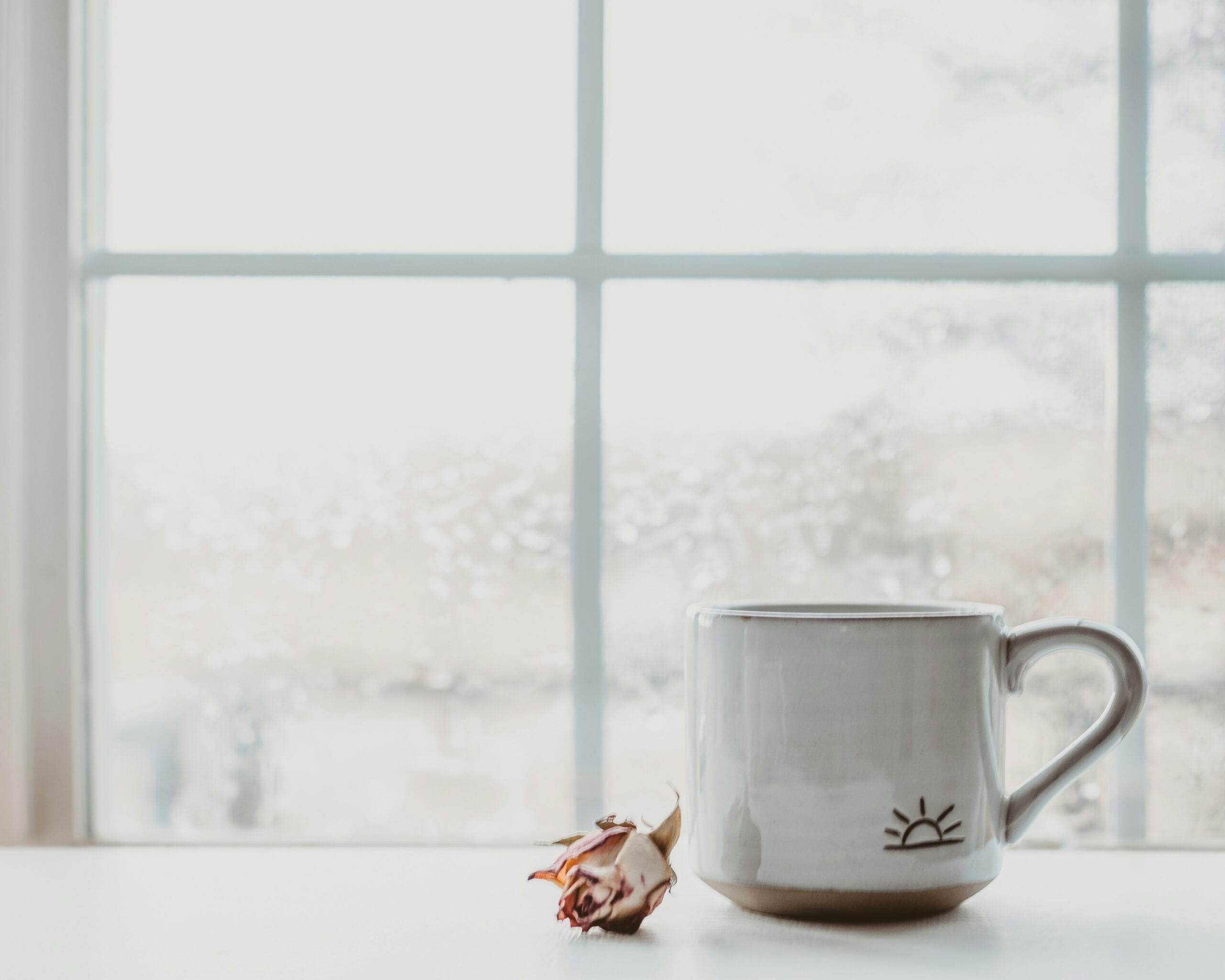 Tazza di caffè al mattino sul tavolo di casa, luce naturale di settembre