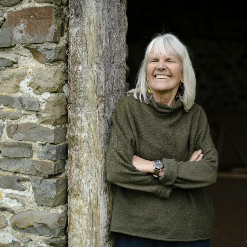 Donna sorridente in menopausa, attiva e in salute