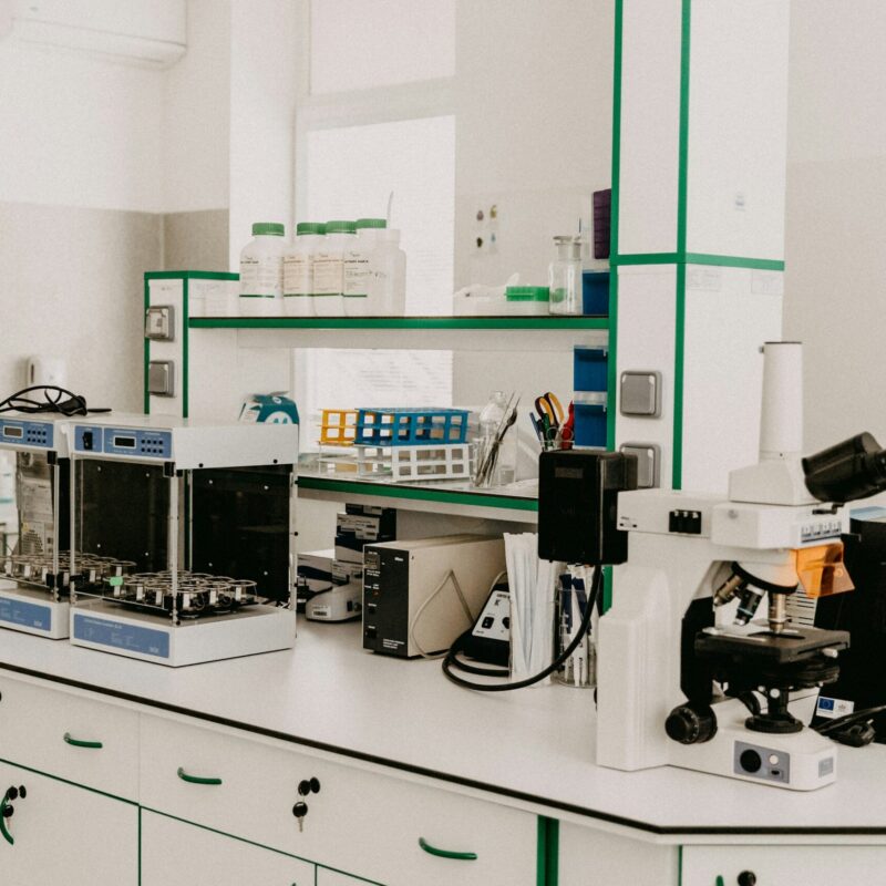 Controllo qualità in laboratorio per la produzione di integratori alimentari