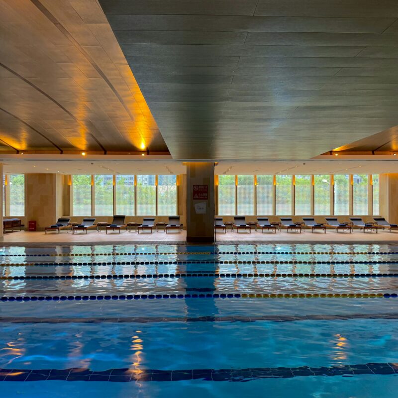 Piscina coperta per il nuoto invernale, allenamento indoor