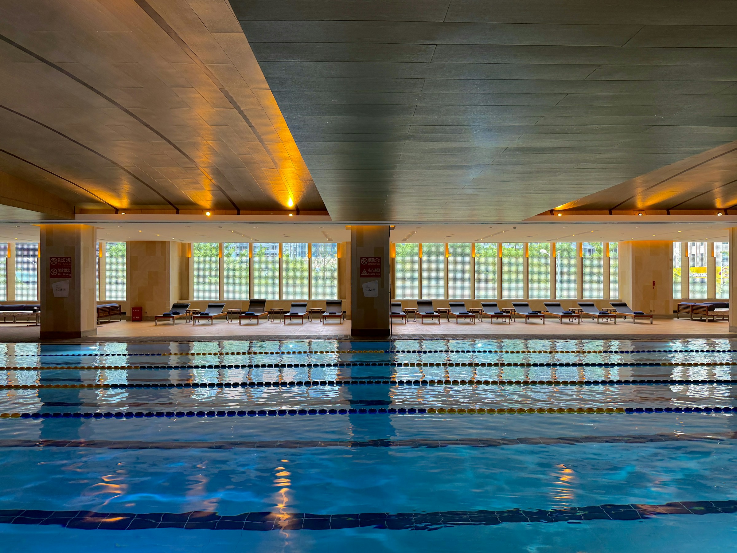 Piscina coperta per il nuoto invernale, allenamento indoor