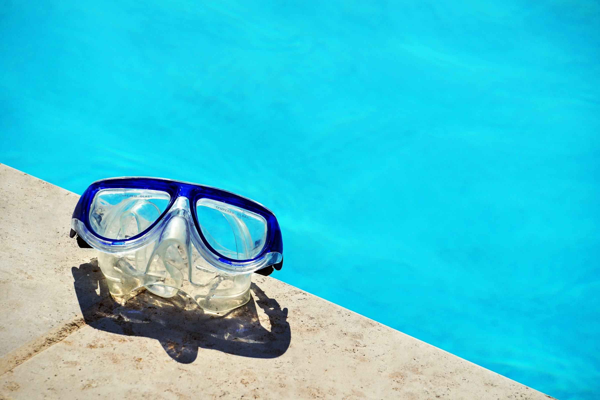Occhialini da nuoto vicino a una piscina