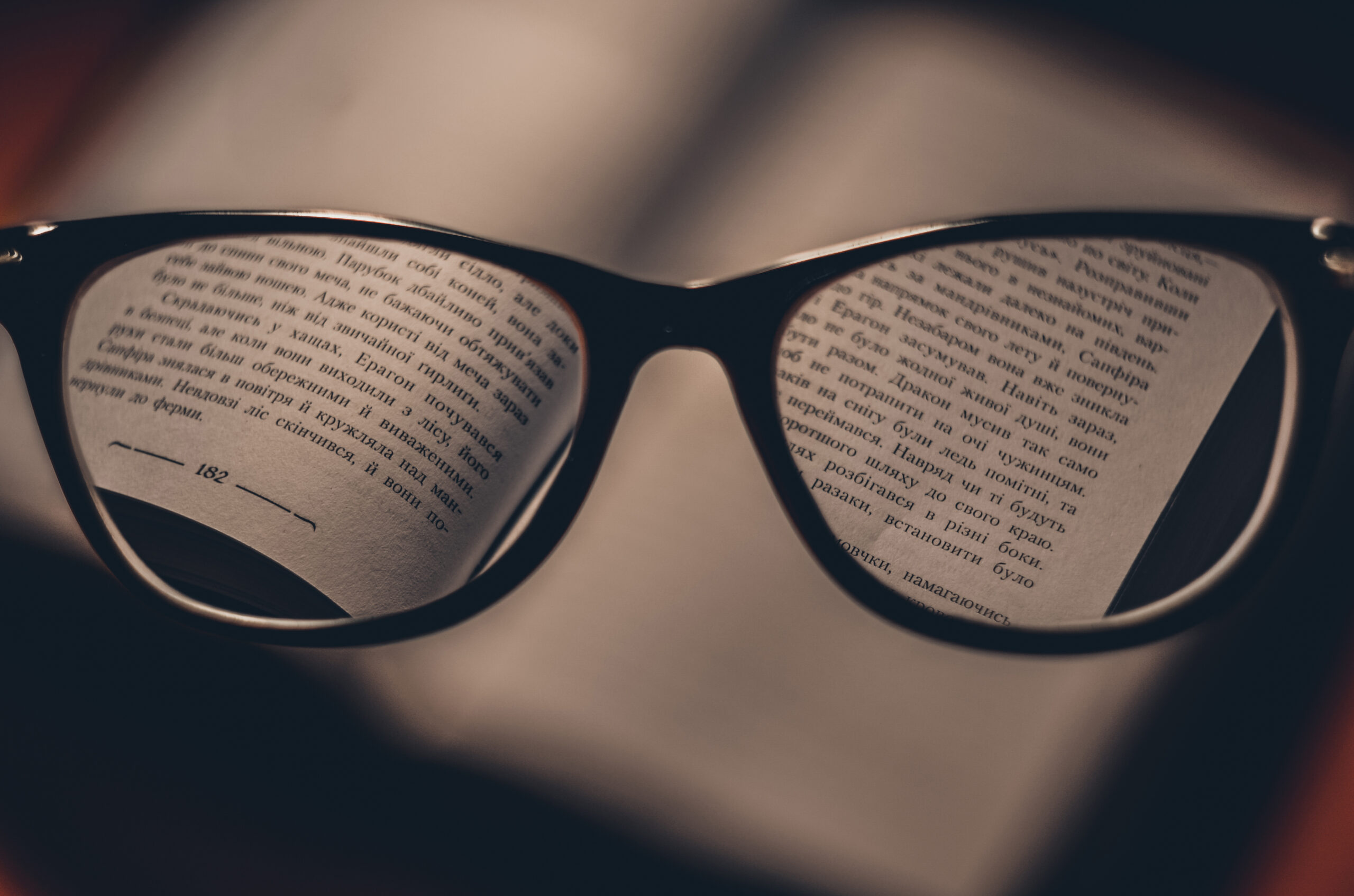 Occhiali da lettura appoggiati su un libro aperto