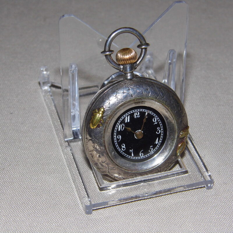 Orologio da taschino d'epoca su un supporto