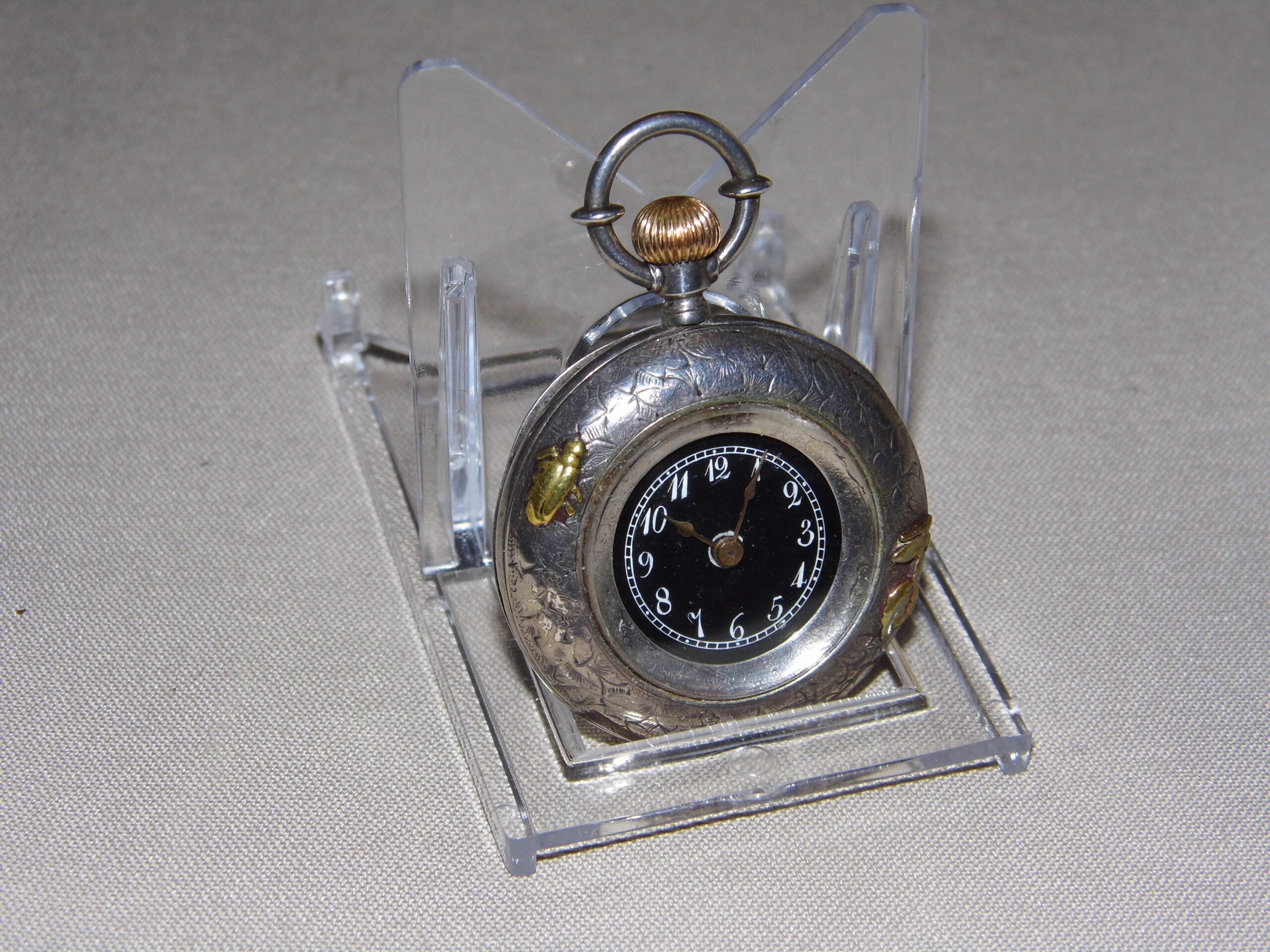Orologio da taschino d'epoca su un supporto