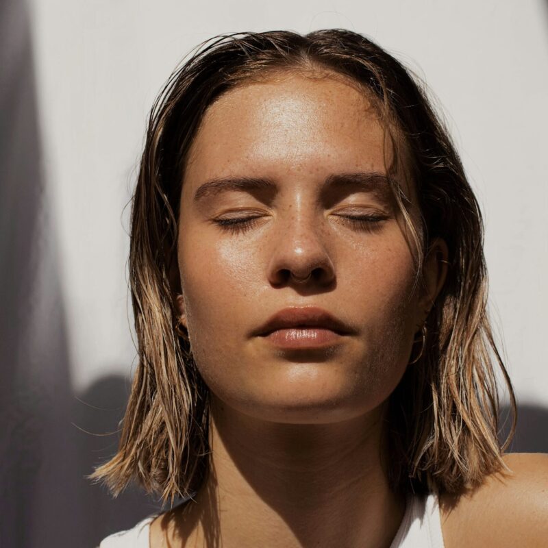 Volto con pelle naturale e sana, luce naturale, tema cura della pelle
