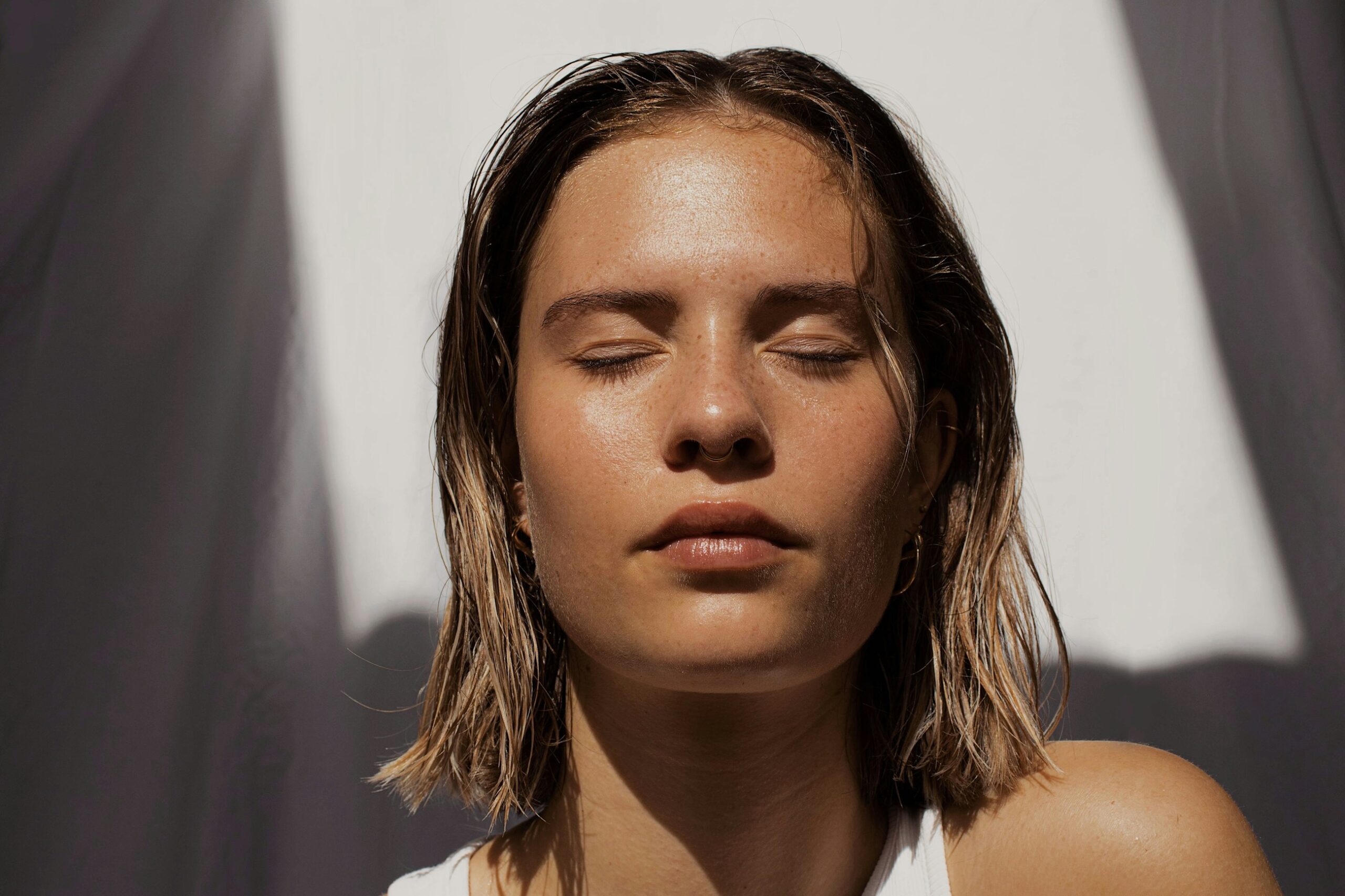 Volto con pelle naturale e sana, luce naturale, tema cura della pelle