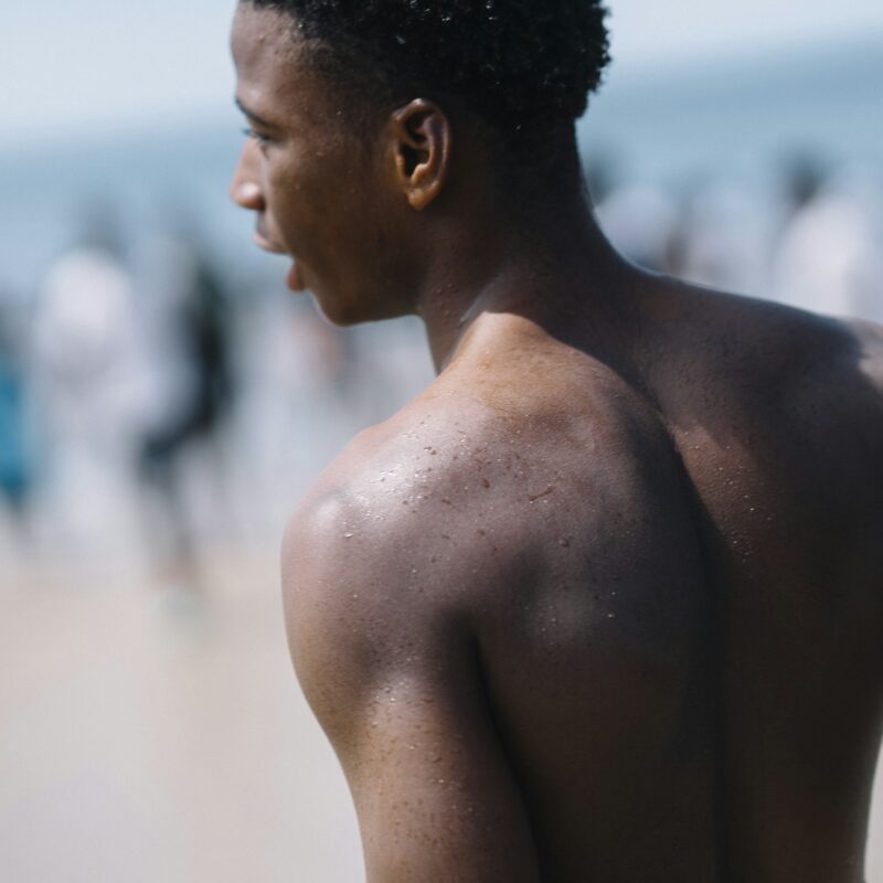 Giovane uomo che torna dalla spiaggia