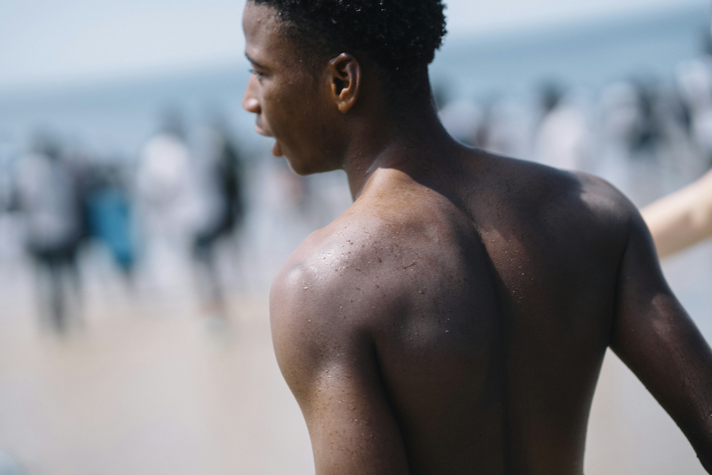 Giovane uomo che torna dalla spiaggia