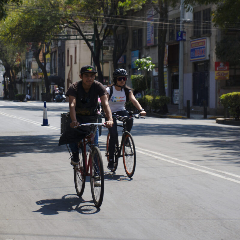 Persona in bicicletta lungo una corsia dedicata in città, durante il tragitto quotidiano verso il lavoro