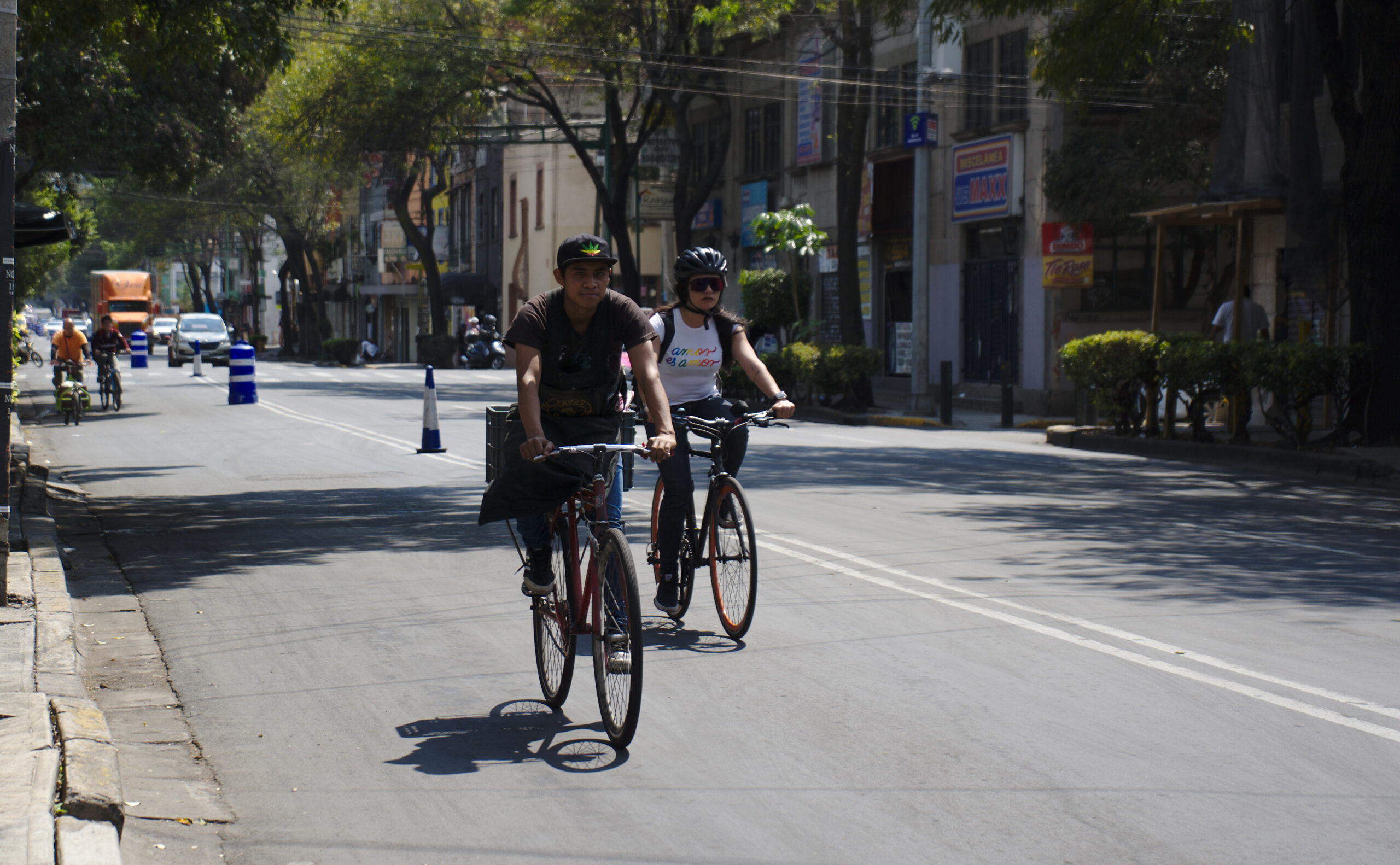 Persona in bicicletta lungo una corsia dedicata in città, durante il tragitto quotidiano verso il lavoro