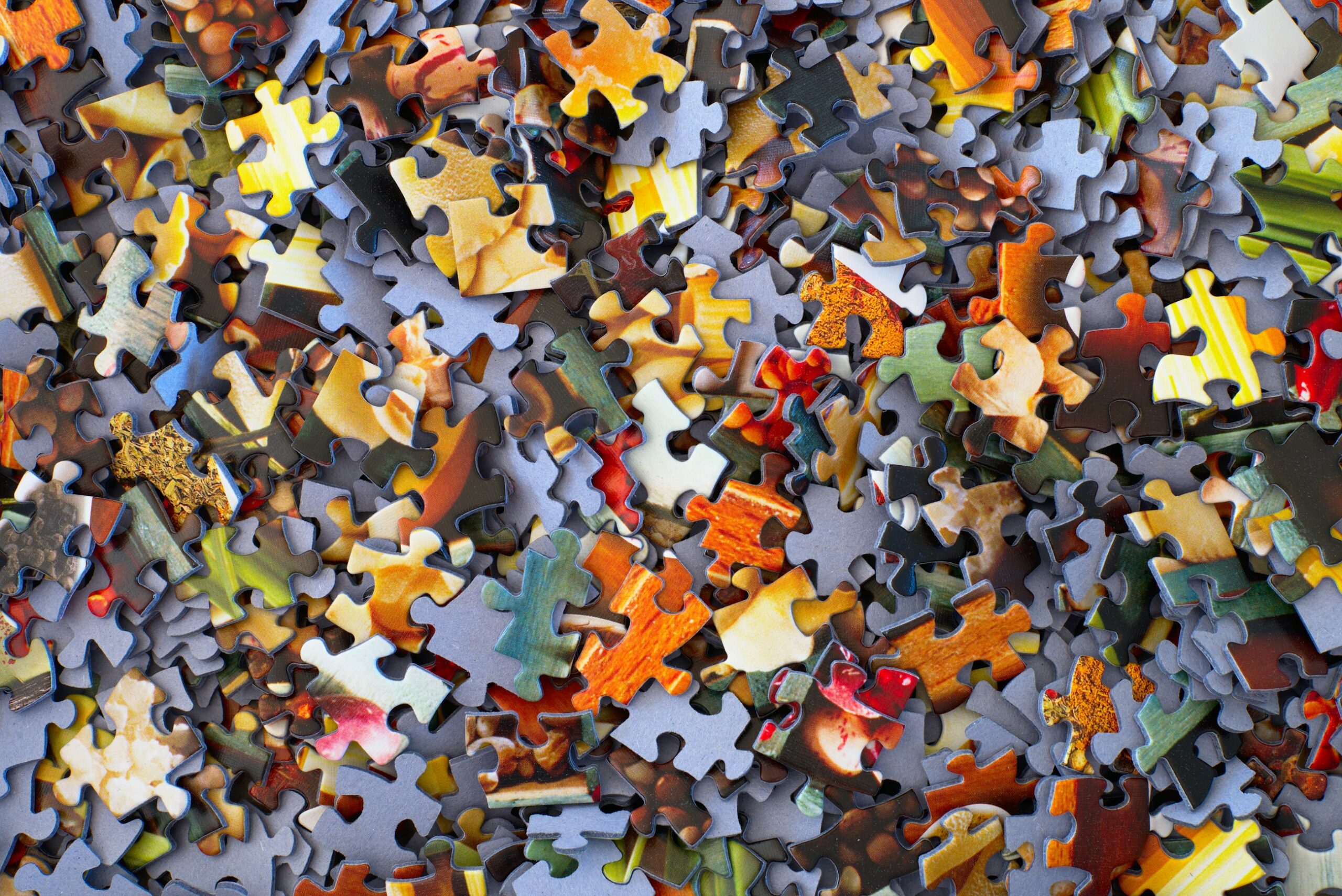 Pila di pezzi di un puzzle su un tavolo, simbolo di concentrazione e attenzione mentale prolungata