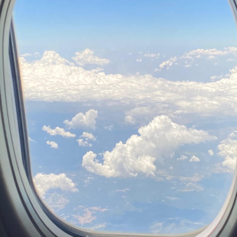 Vista dal finestrino di un aereo tra le nuvole