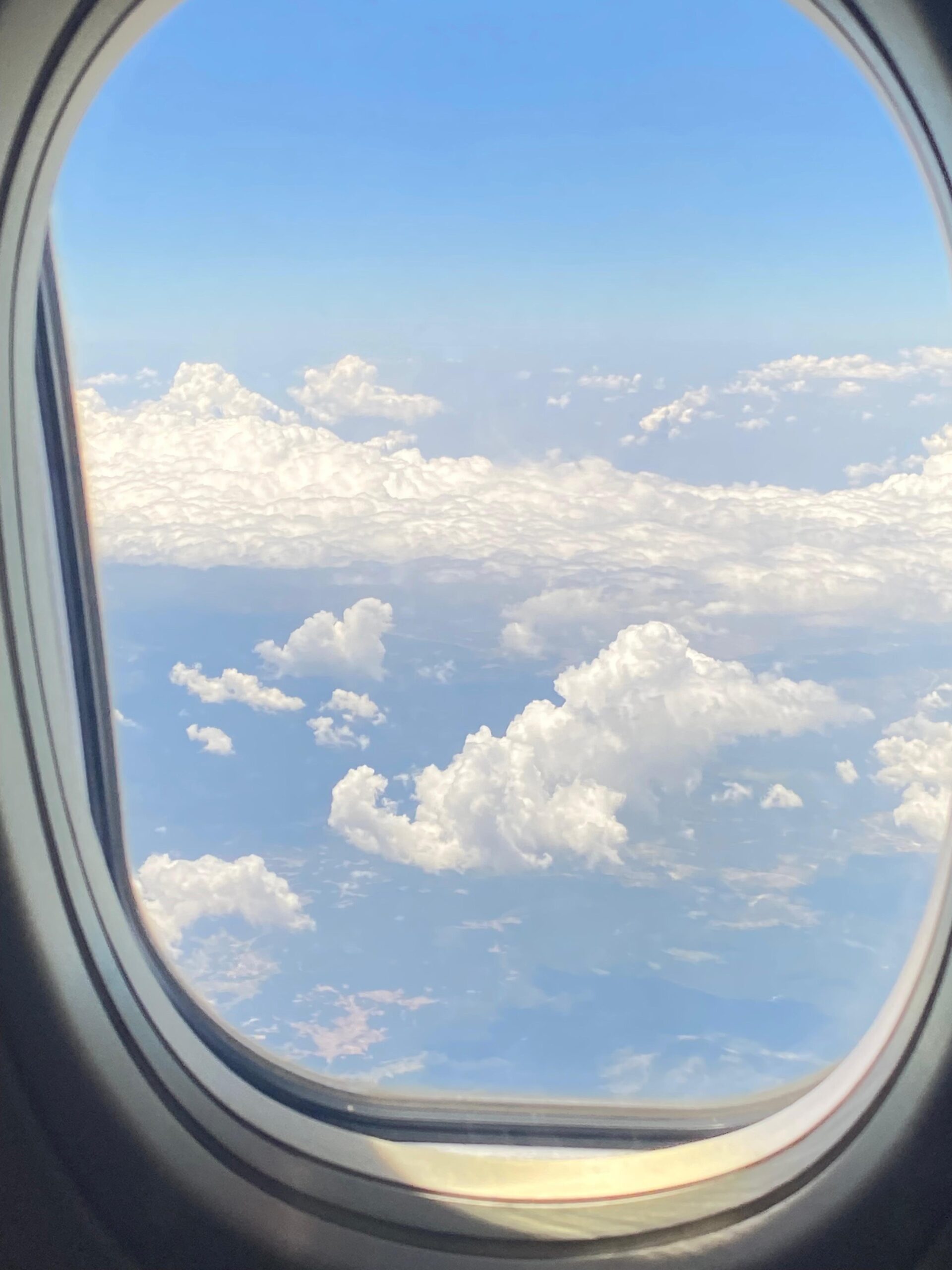 Vista dal finestrino di un aereo tra le nuvole