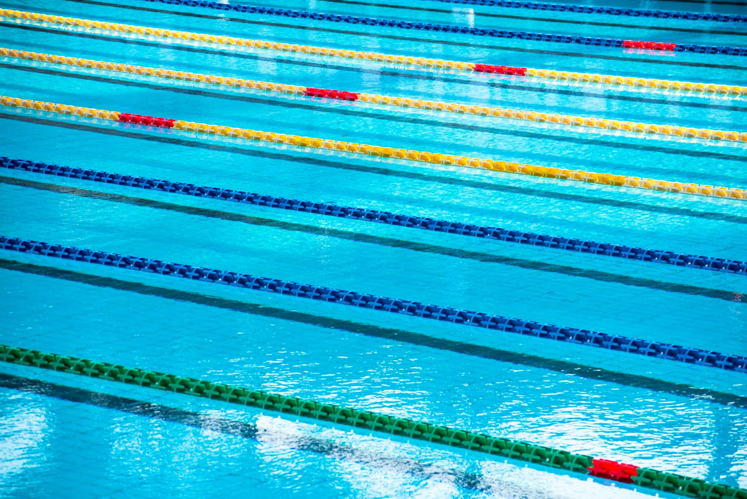 Piscina con corde delle corsie per allenamento di nuoto, ambientazione per il nuoto master
