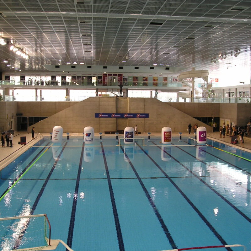 Corsie di una piscina coperta con acqua limpida