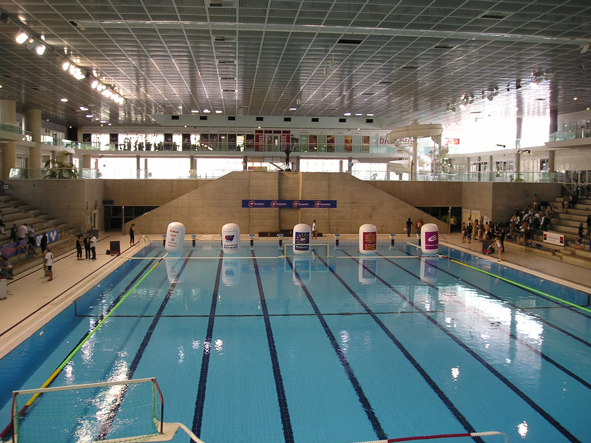 Corsie di una piscina coperta con acqua limpida