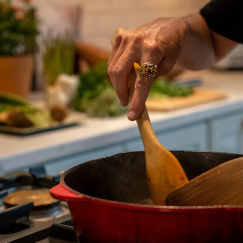 Persona che cucina ai fornelli per il pranzo delle feste