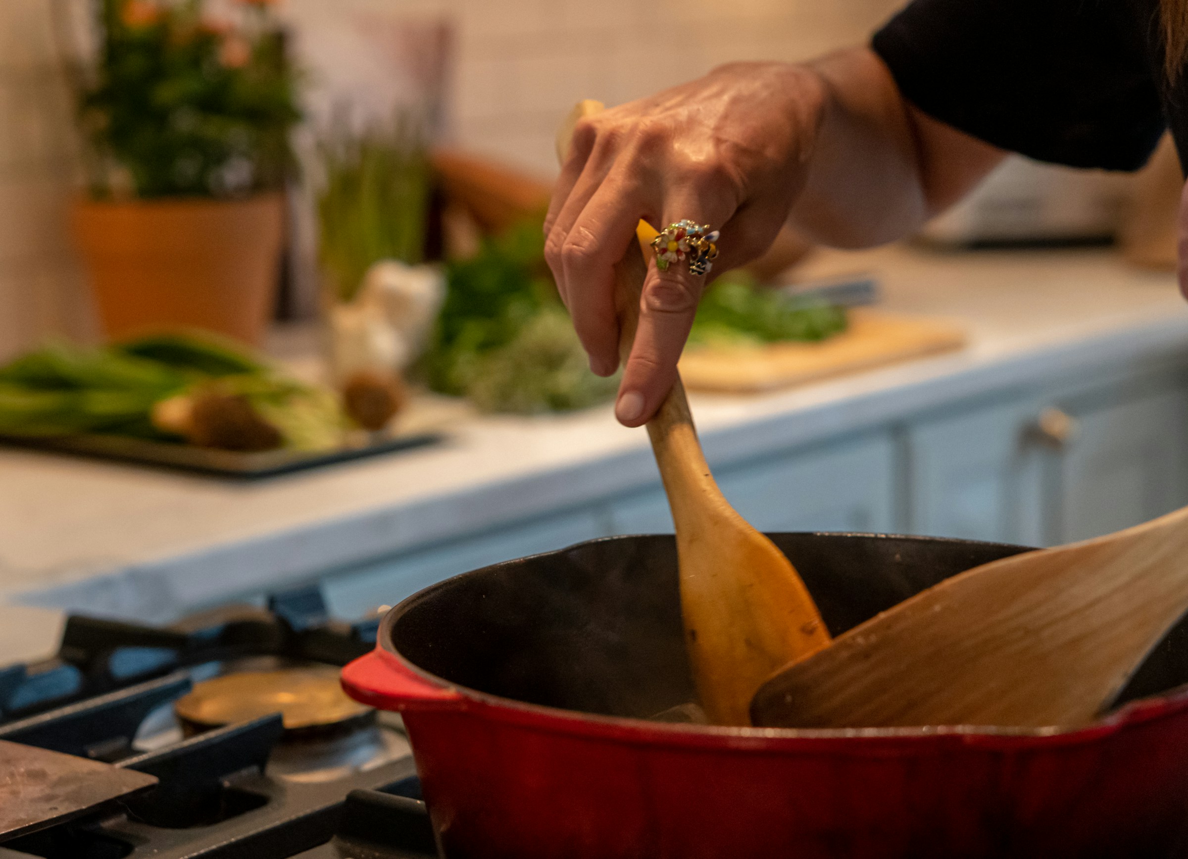 Persona che cucina ai fornelli per il pranzo delle feste