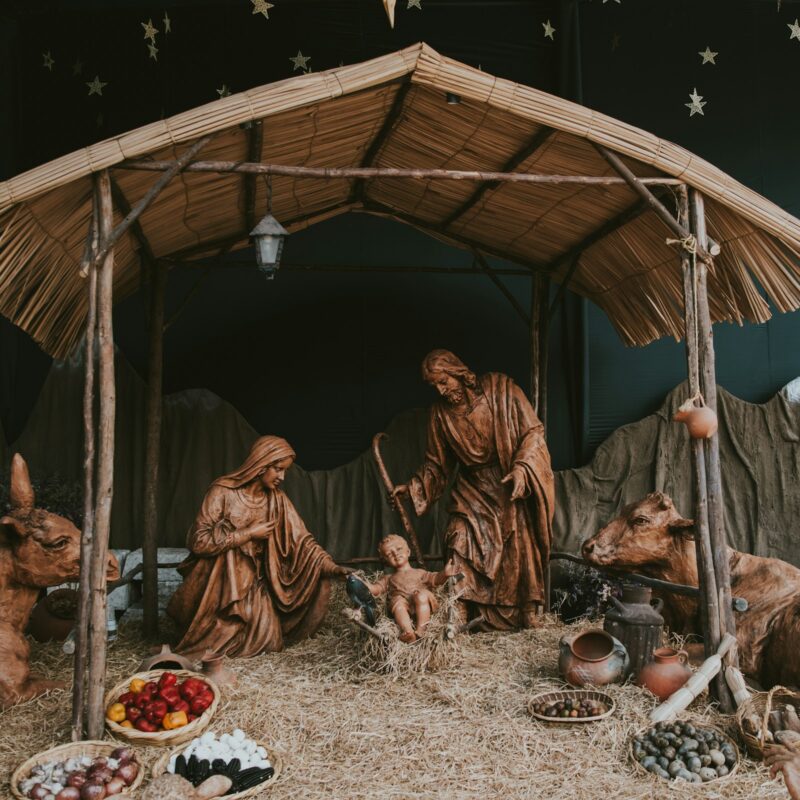Presepe natalizio allestito con statuine e decorazioni