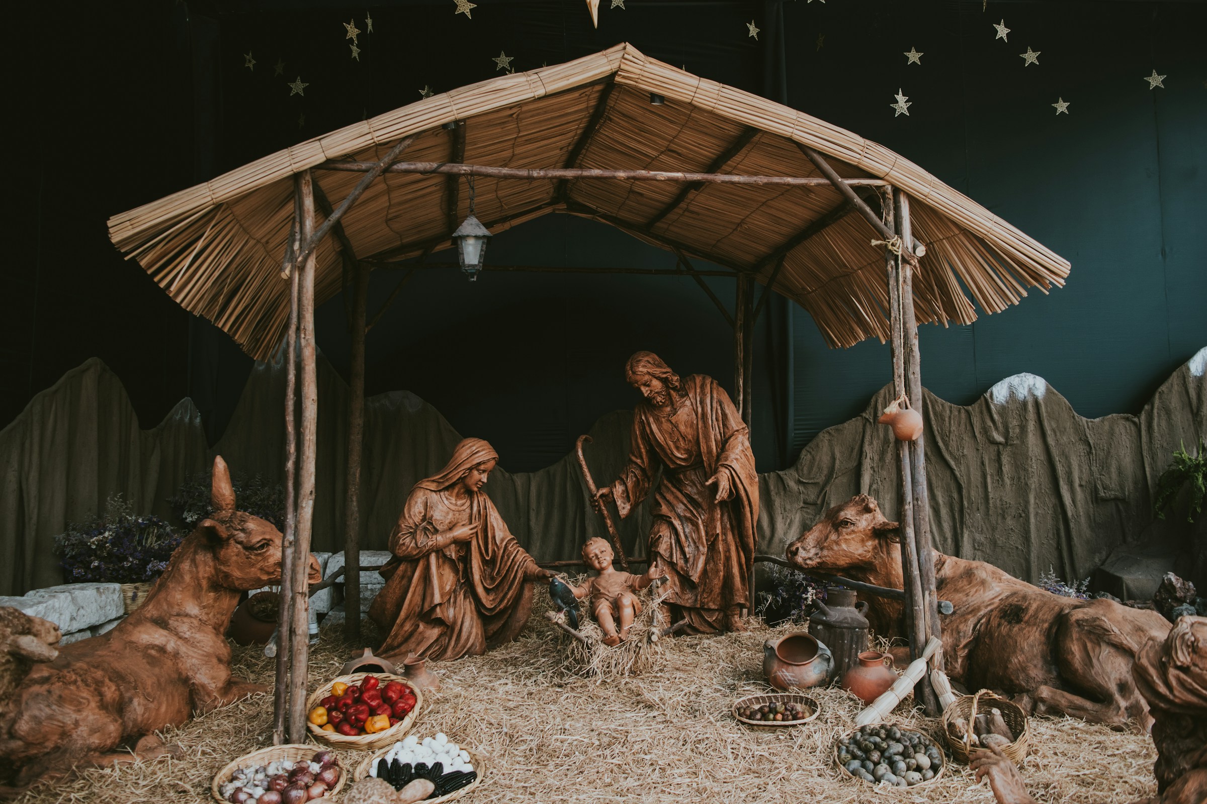 Presepe natalizio allestito con statuine e decorazioni