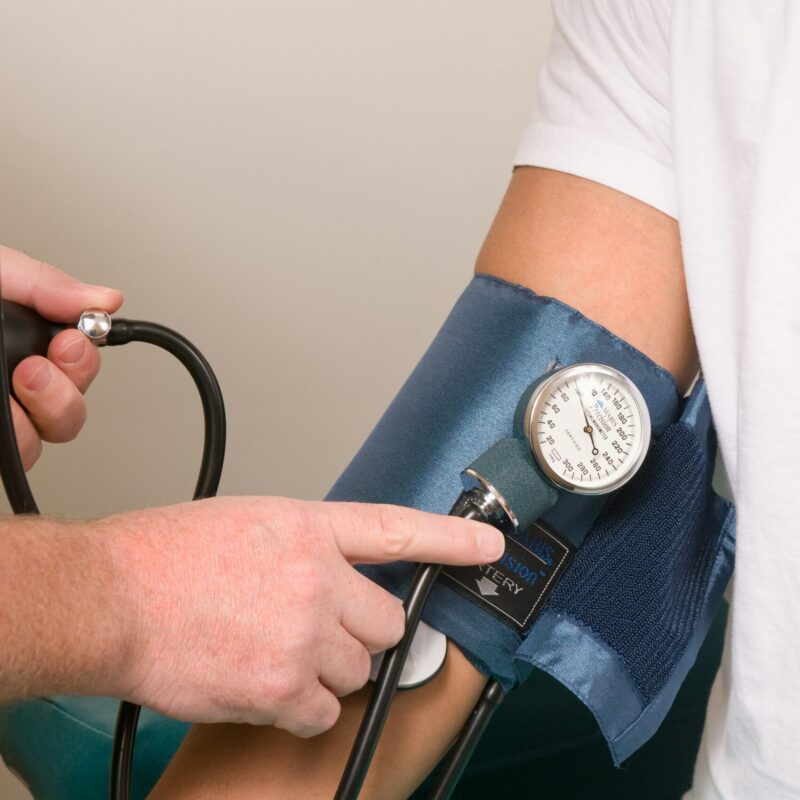 Medico che misura la pressione sanguigna a un paziente