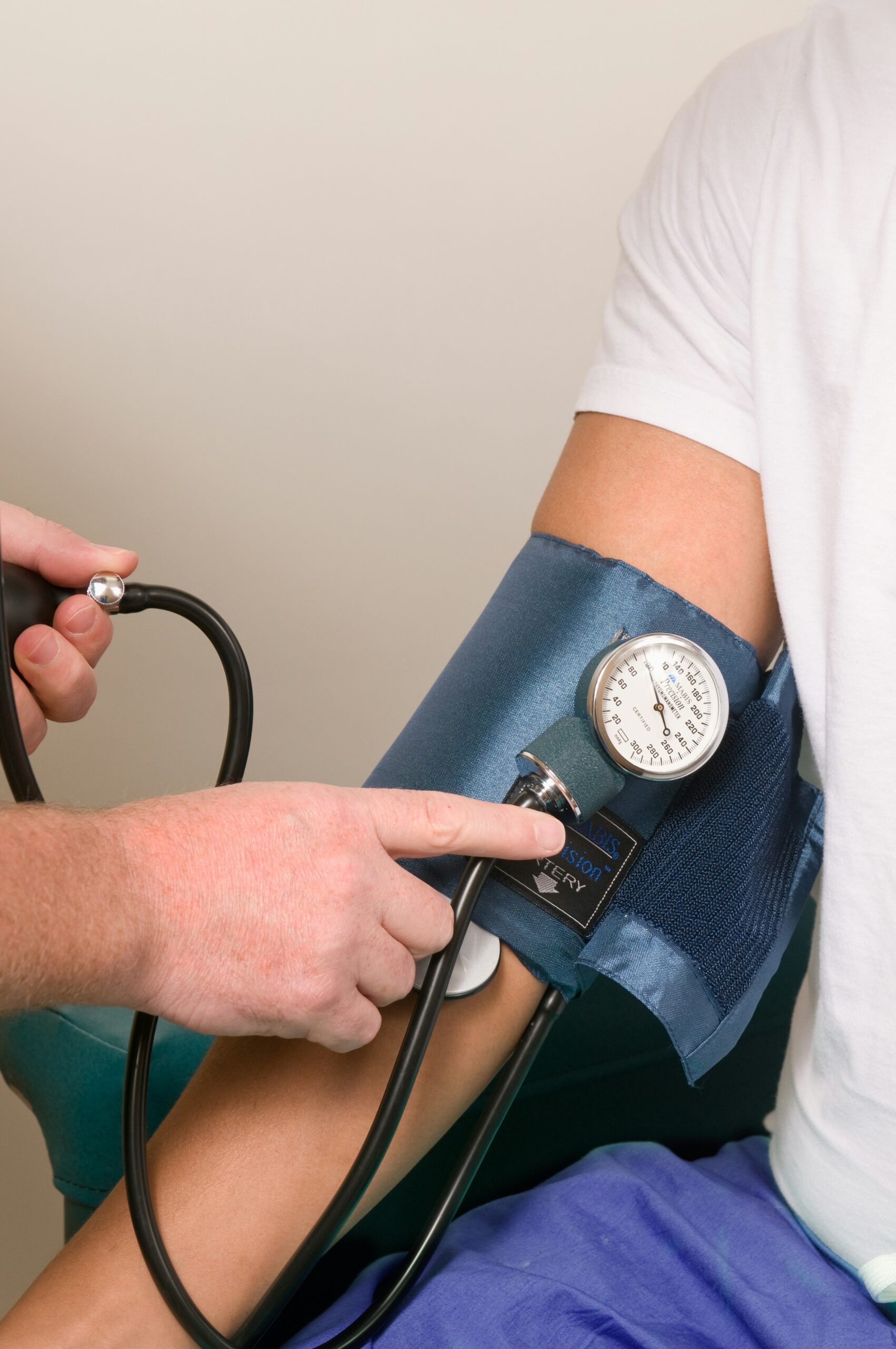 Medico che misura la pressione sanguigna a un paziente
