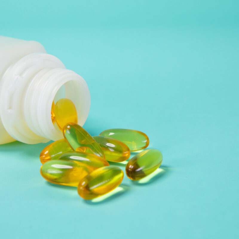 Capsule di omega-3 in un flacone bianco