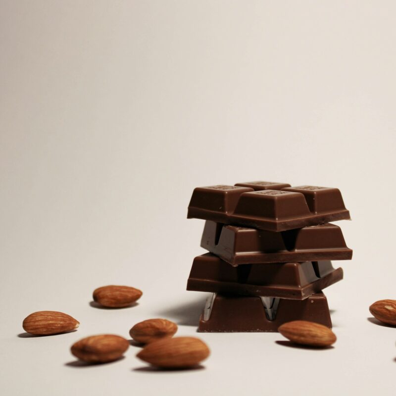Cioccolato fondente e frutta secca, alimenti fonte di rame