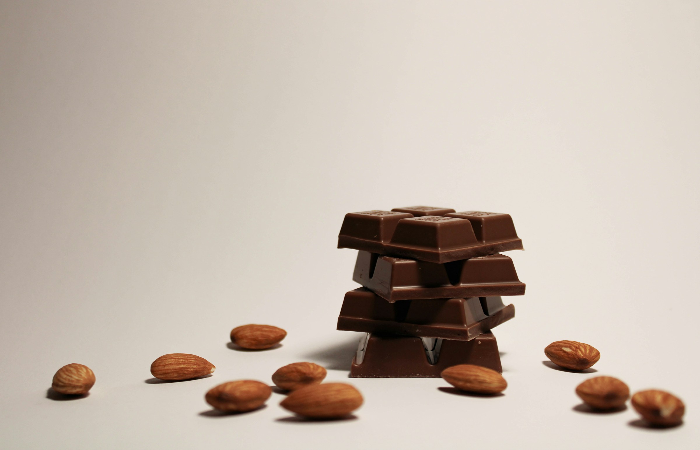 Cioccolato fondente e frutta secca, alimenti fonte di rame