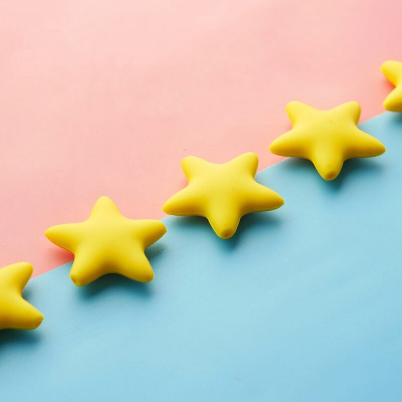 Stelle di valutazione a cinque punte, simbolo delle recensioni online