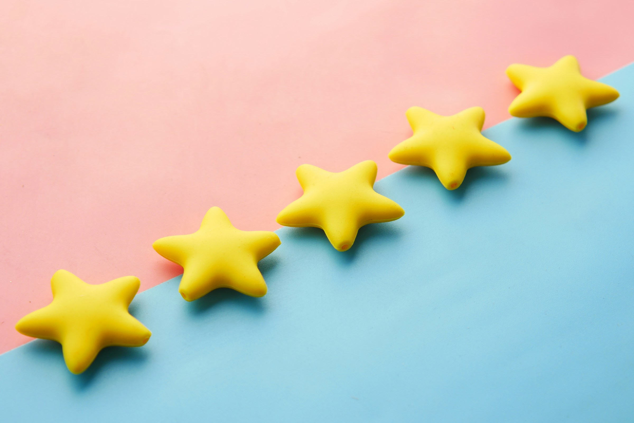 Stelle di valutazione a cinque punte, simbolo delle recensioni online