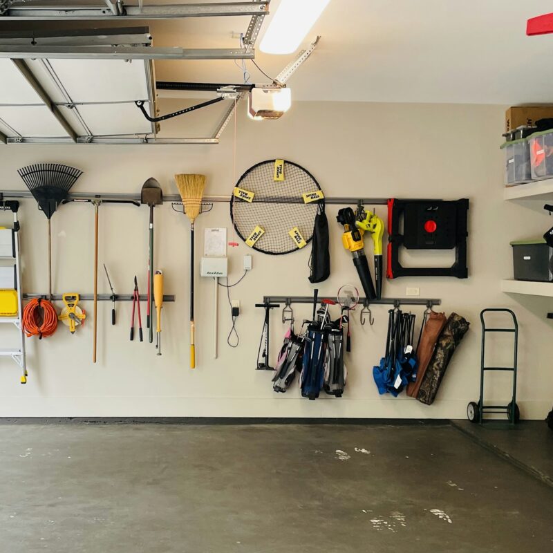 Garage pieno di attrezzi e scatoloni durante il riordino stagionale