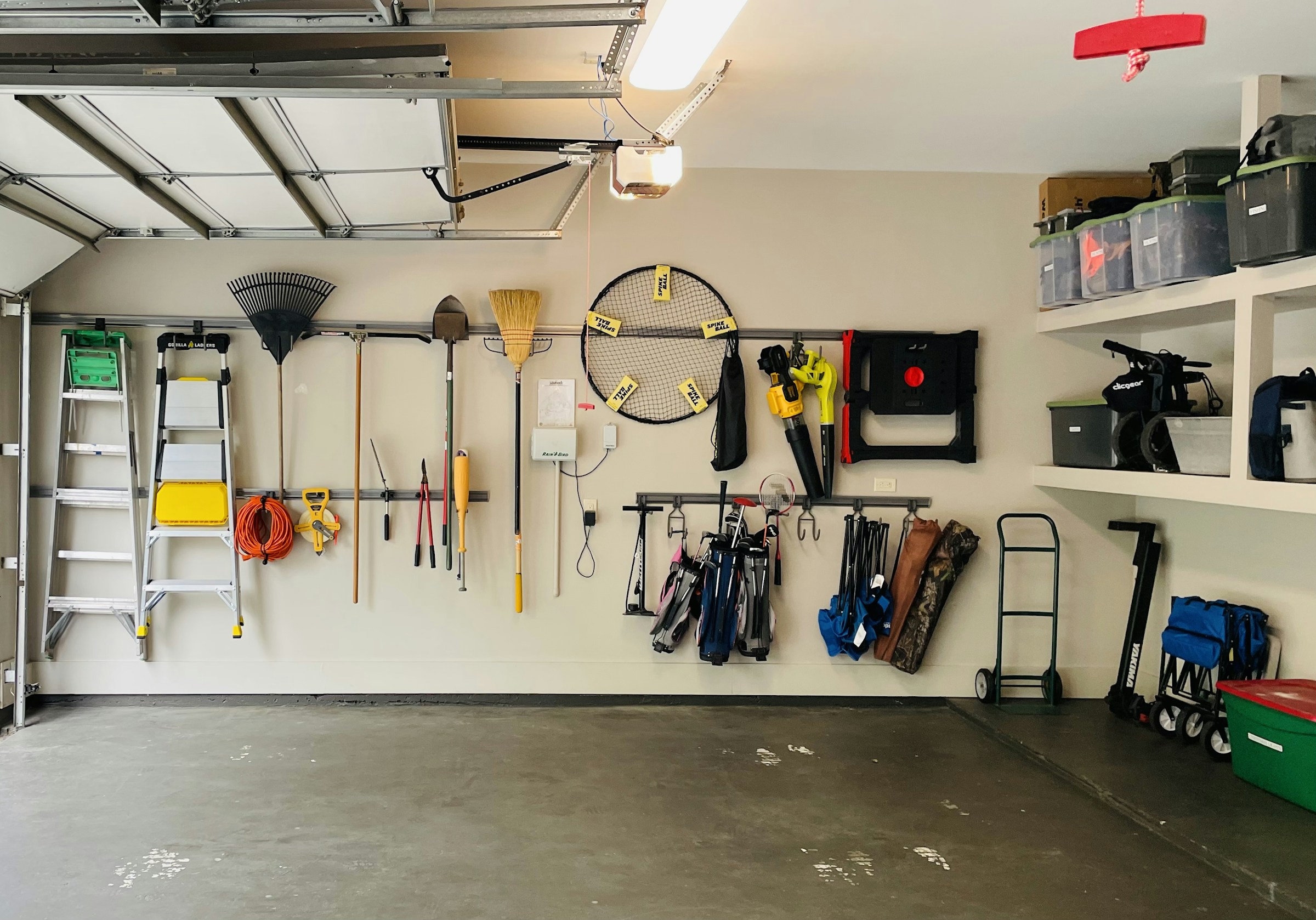 Garage pieno di attrezzi e scatoloni durante il riordino stagionale