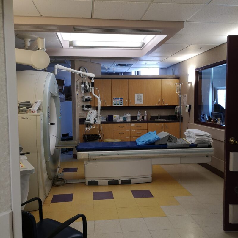 Sala con apparecchiatura TAC in un reparto di radiologia ospedaliera