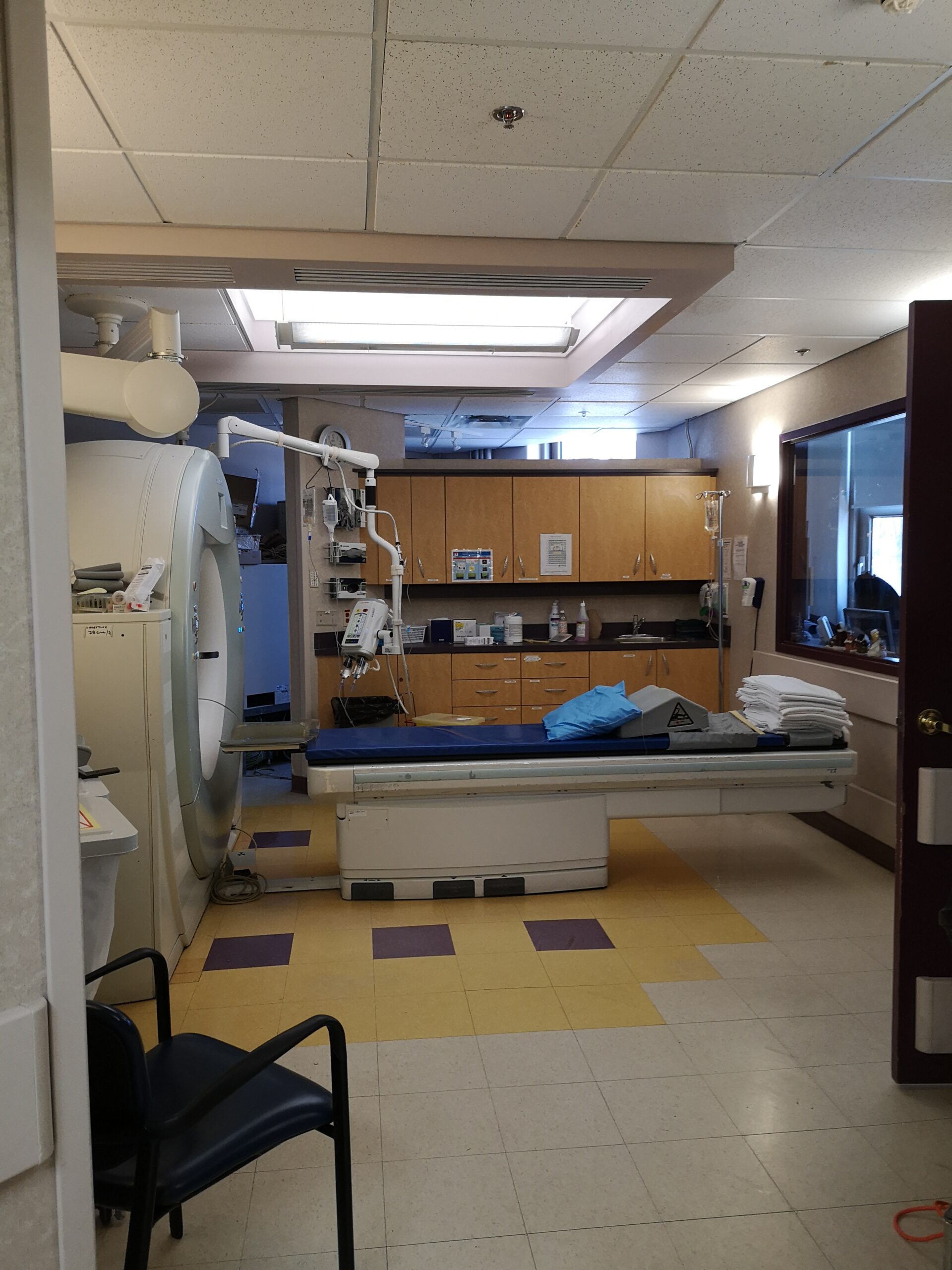 Sala con apparecchiatura TAC in un reparto di radiologia ospedaliera