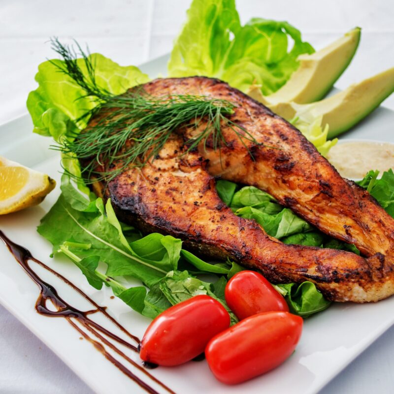 Salmone alla griglia, fonte alimentare di vitamina B12