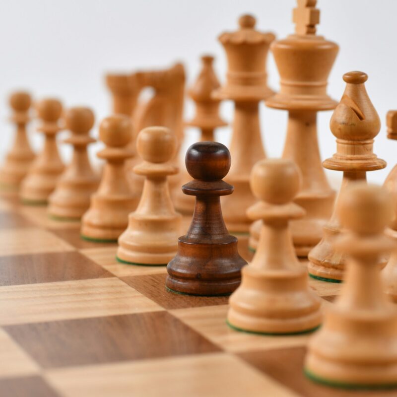Scacchiera in legno con pezzi disposti prima di una partita