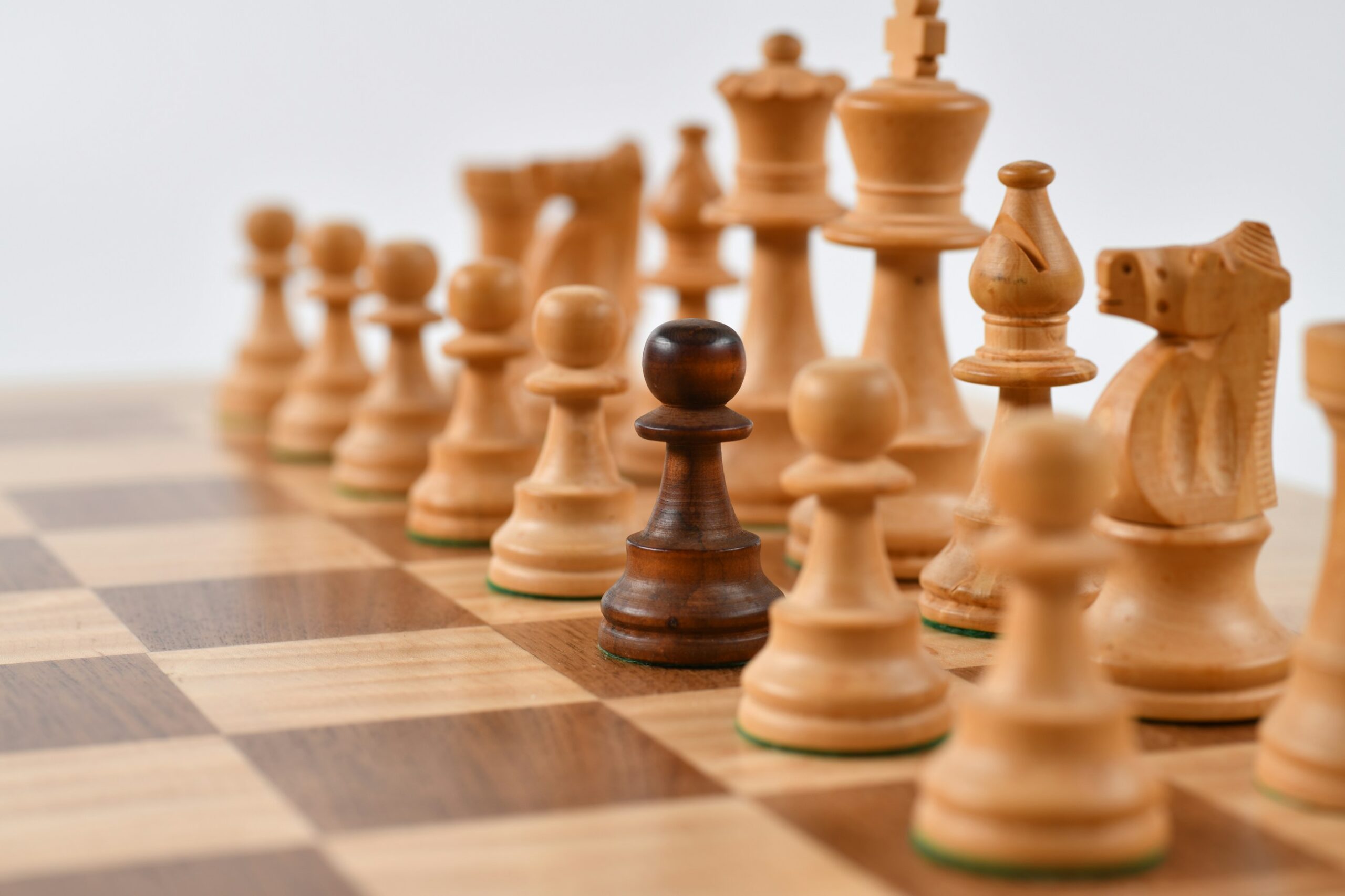 Scacchiera in legno con pezzi disposti prima di una partita