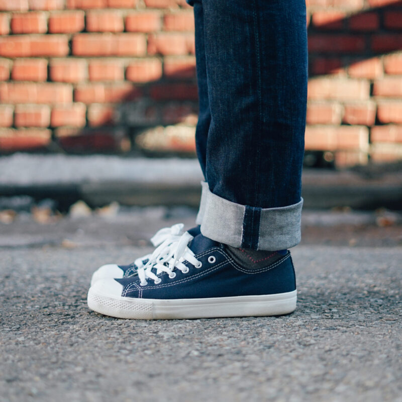 Scarpe comode ai piedi di una persona in piedi su una strada