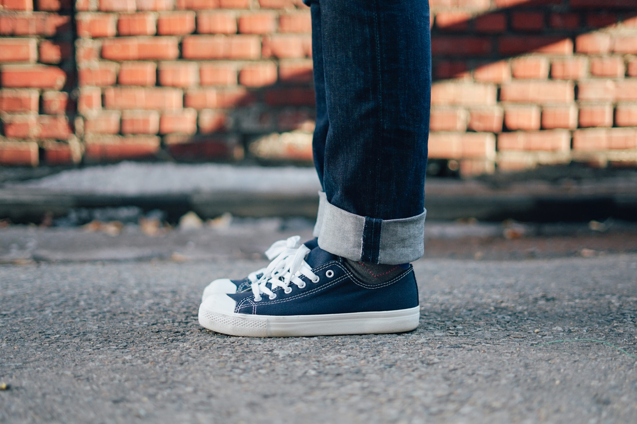 Scarpe comode ai piedi di una persona in piedi su una strada