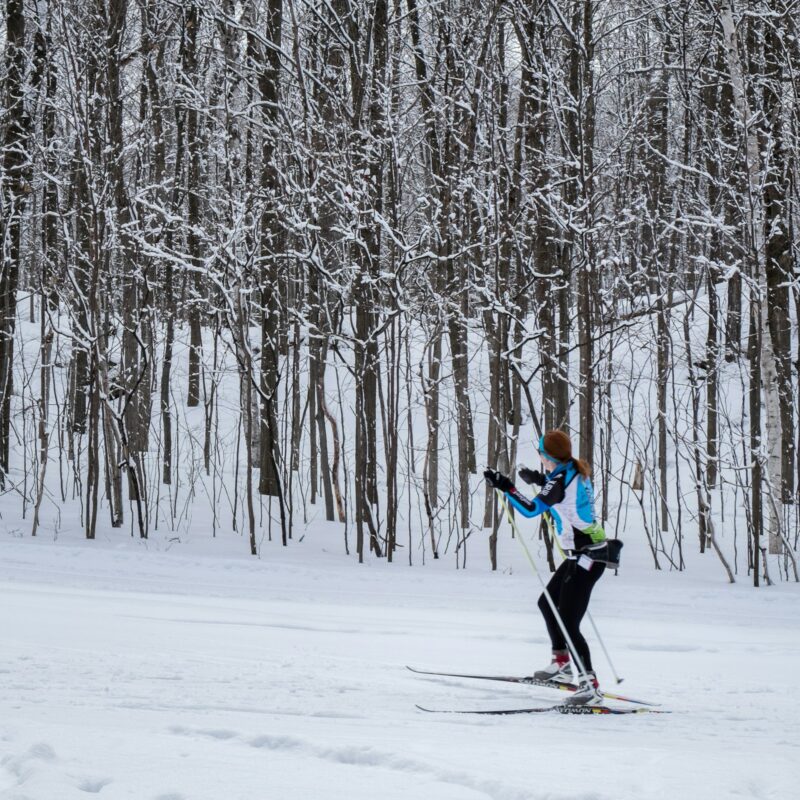 Sciatore di fondo in un parco innevato durante uno sport invernale
