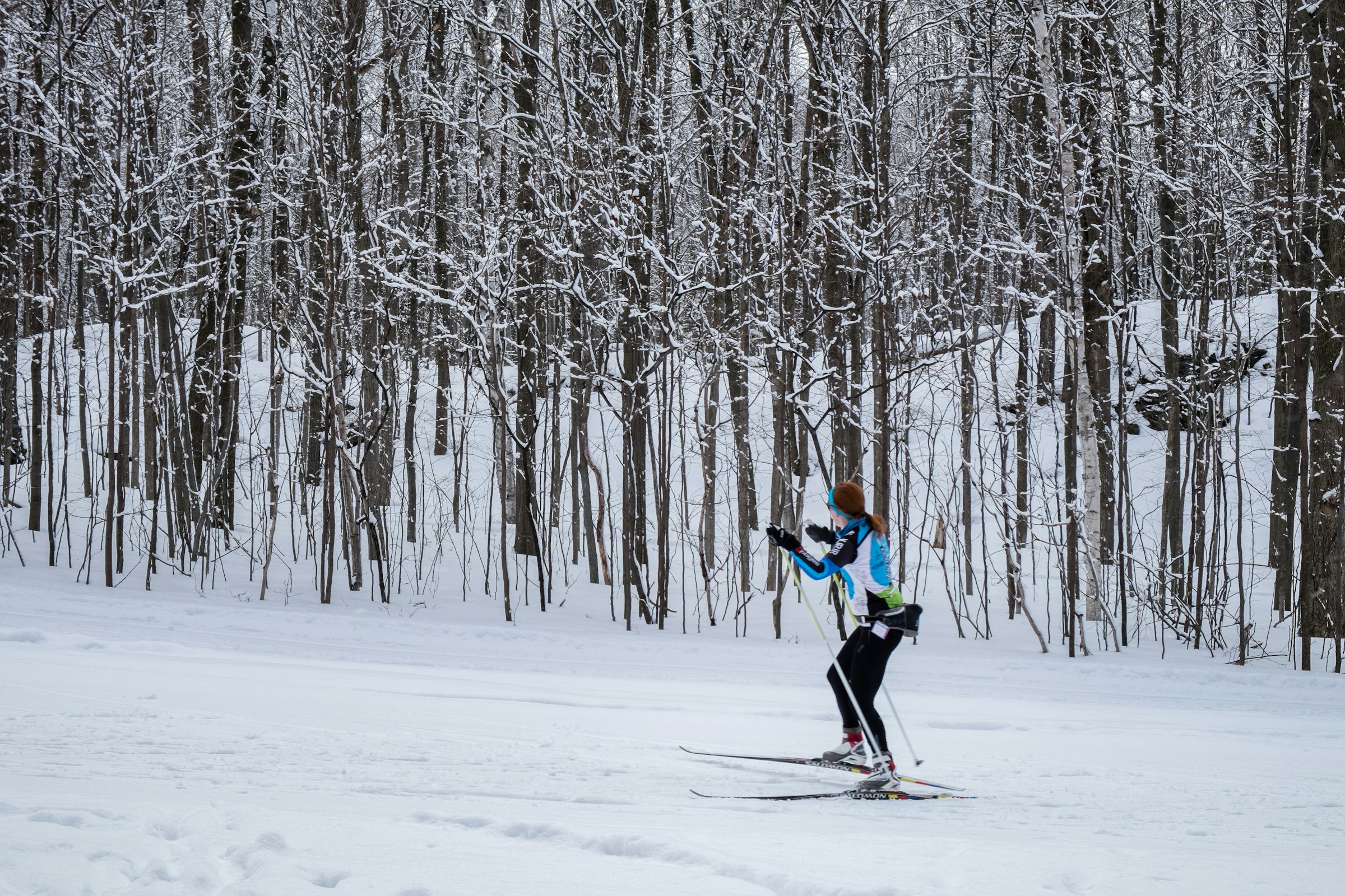 Sciatore di fondo in un parco innevato durante uno sport invernale