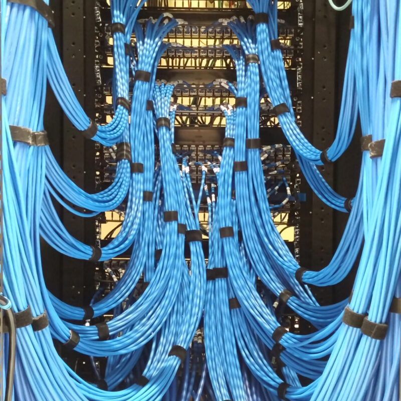 Pannello di permutazione con cavi di rete ordinati in un data center
