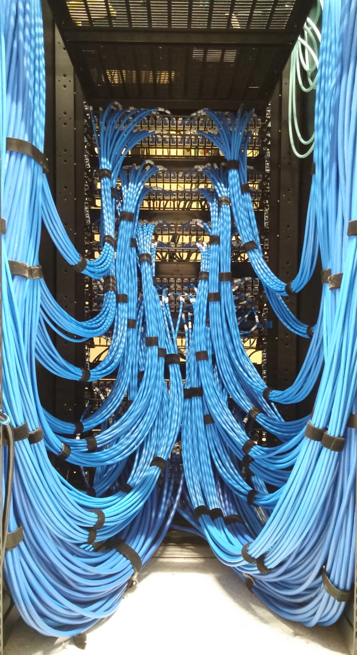 Pannello di permutazione con cavi di rete ordinati in un data center