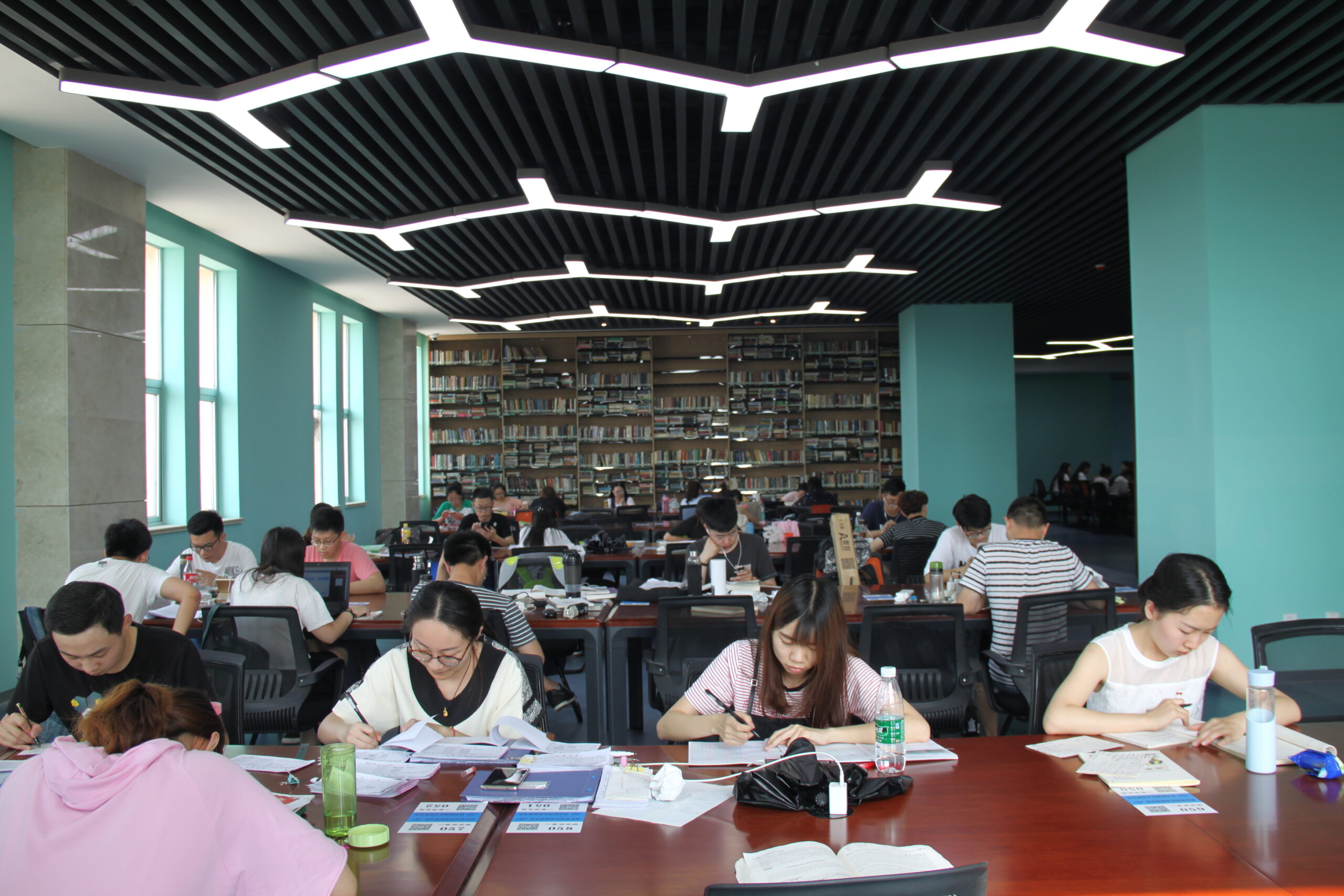Studenti che studiano in biblioteca